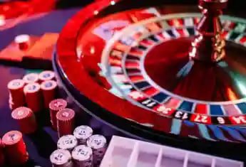 Filipino player enjoying live dealer casino games on hann casino mobile